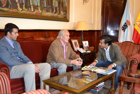 Jose Carlos Rivas, Juan José Cainzos y el Alcalde de Ferrol ,José Manuel Rey, durante la entrevista.